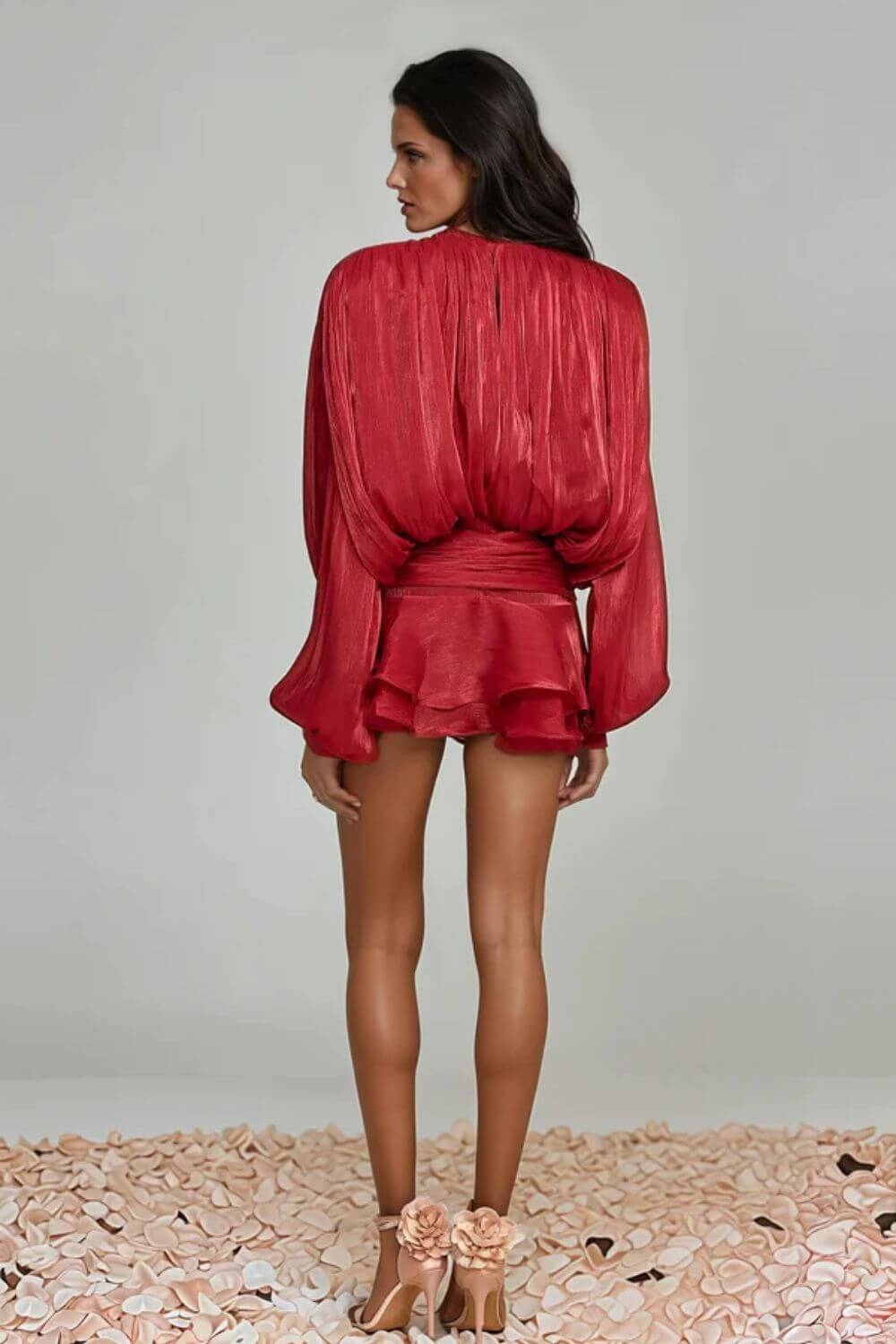 Lavínia | Vestido Curto em Tecido Fluido Off-White com Manga Bufante e Amarração Frontal