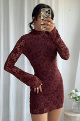 Fiora | Vestido Mini Bodycon em Renda Floral Bordô com Gola Alta e Manga Longa
