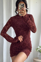 Fiora | Vestido Mini Bodycon em Renda Floral Bordô com Gola Alta e Manga Longa