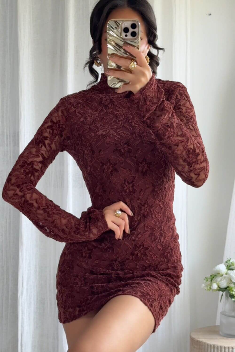 Fiora | Vestido Mini Bodycon em Renda Floral Bordô com Gola Alta e Manga Longa