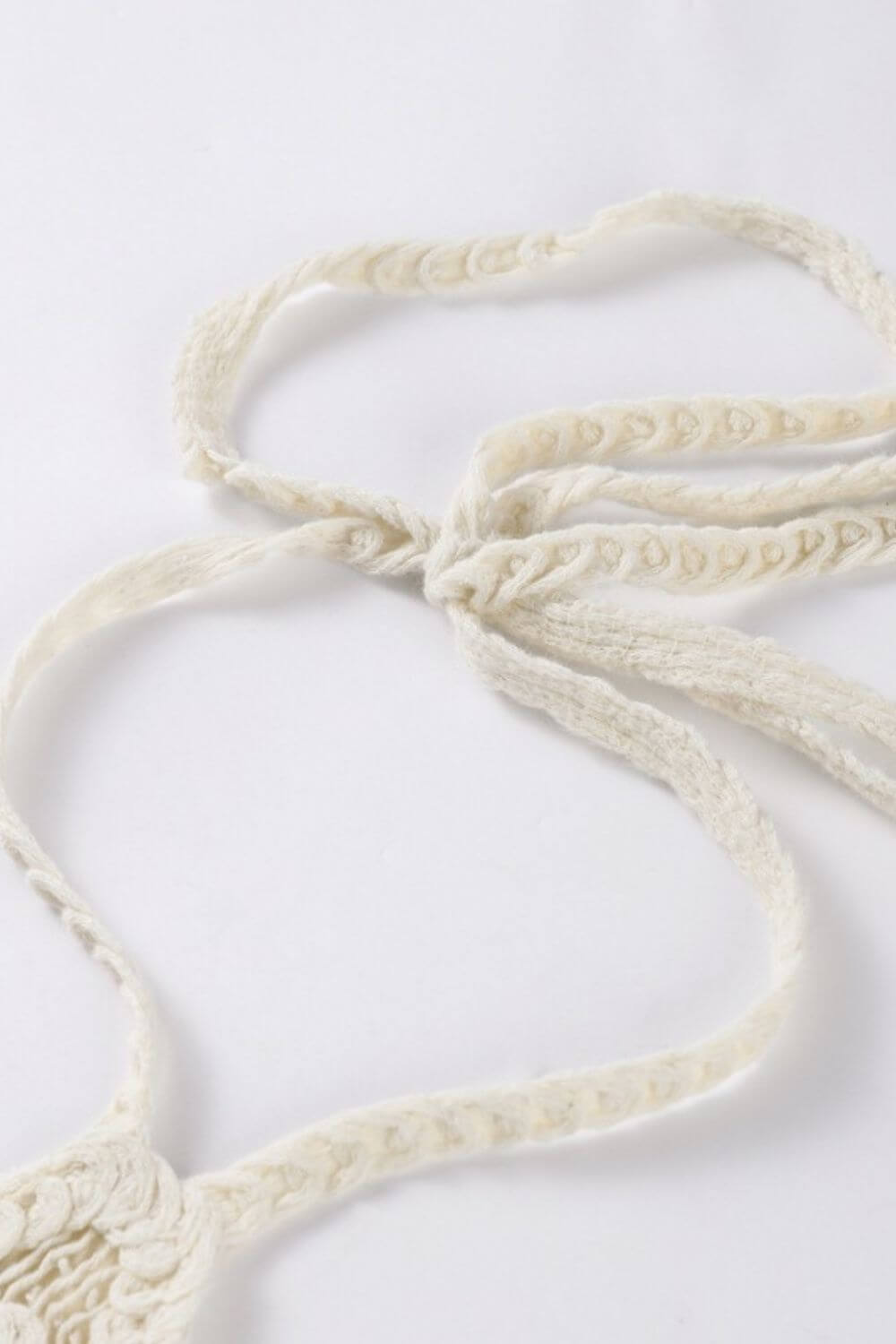 Ophelia | Vestido Mini em Crochê Floral Off-White com Decote Halter