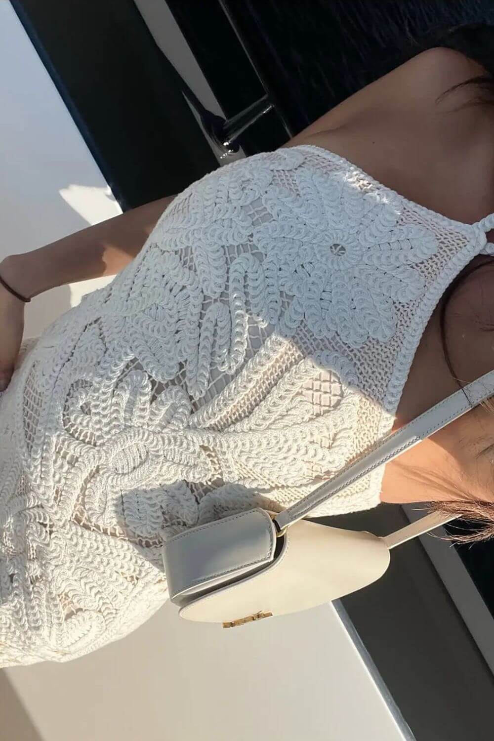 Ophelia | Vestido Mini em Crochê Floral Off-White com Decote Halter