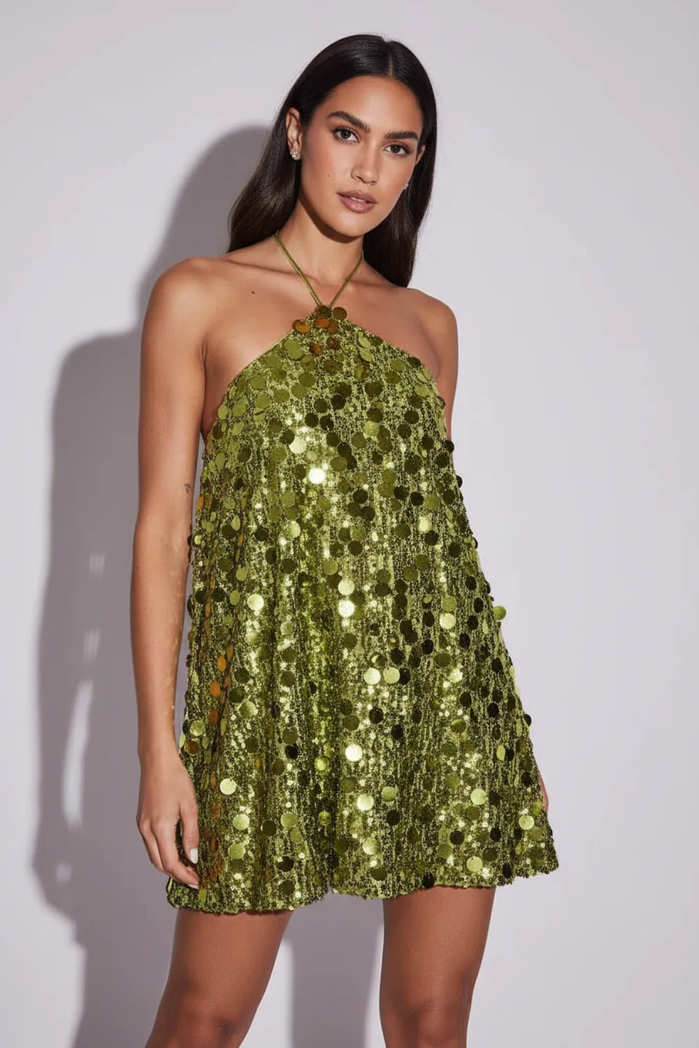 Dandara | Vestido Curto Evasê em Paetê Verde Oliva Dourado