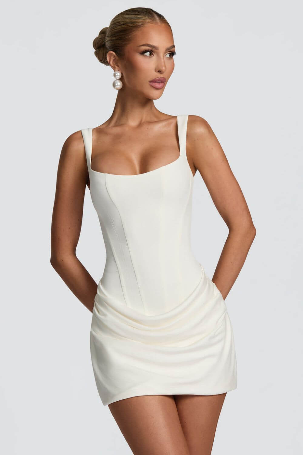 Iara | Vestido Mini Bodycon em Chocolate com Corset Estruturado e Franzido