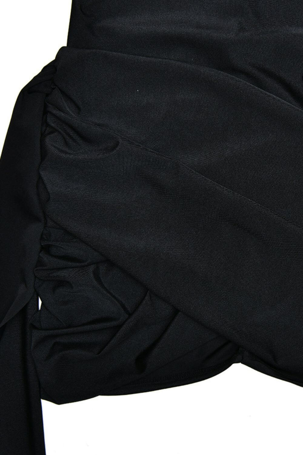 Kyara | Vestido Mini com Cauda Longa e Recortes Estratégicos