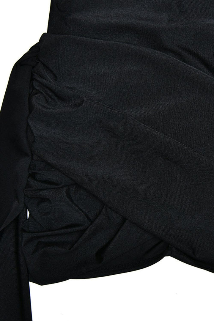 Kyara | Vestido Mini com Cauda Longa e Recortes Estratégicos