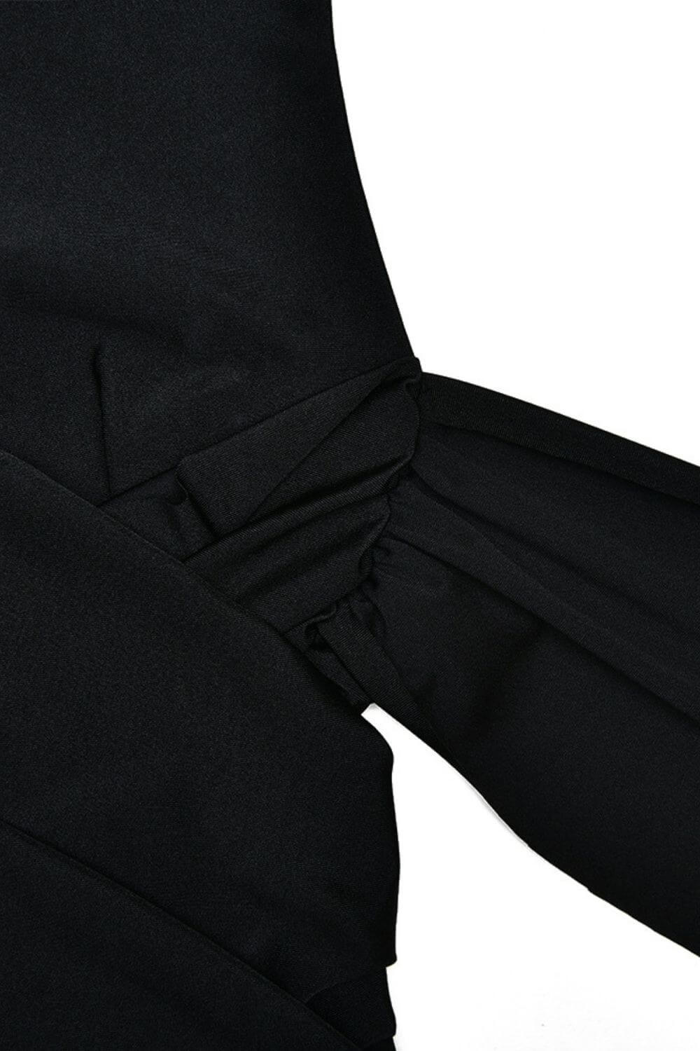 Kyara | Vestido Mini com Cauda Longa e Recortes Estratégicos
