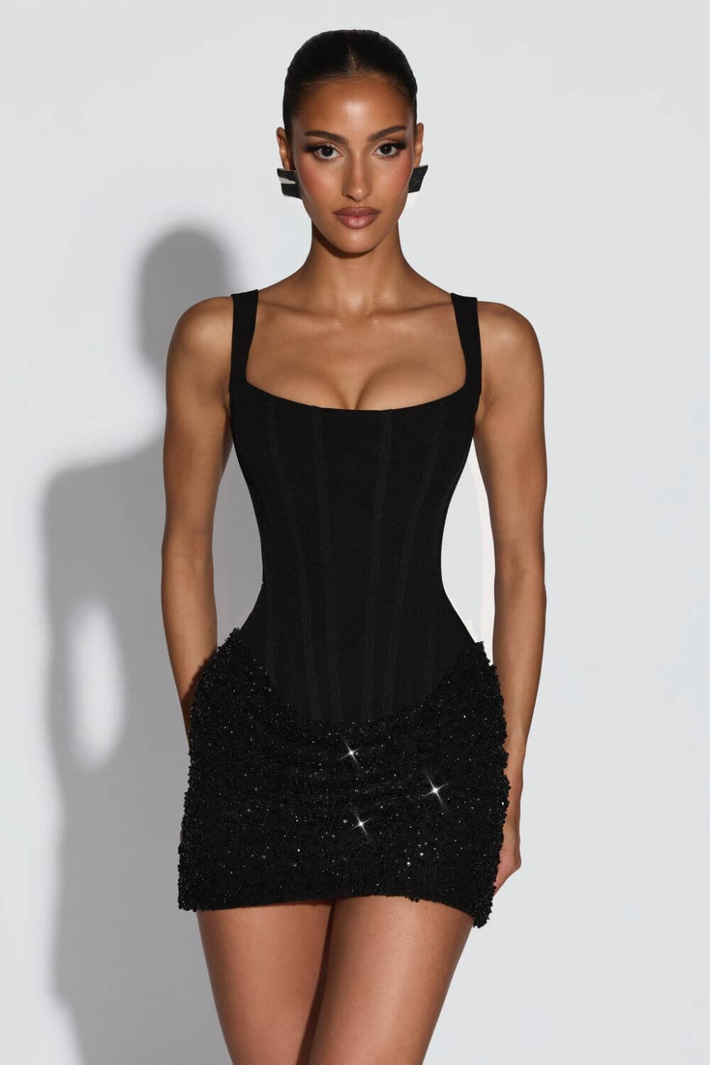 Cornelia | Vestido Mini Bodycon em Vinho com Corset Bordado em Pedraria