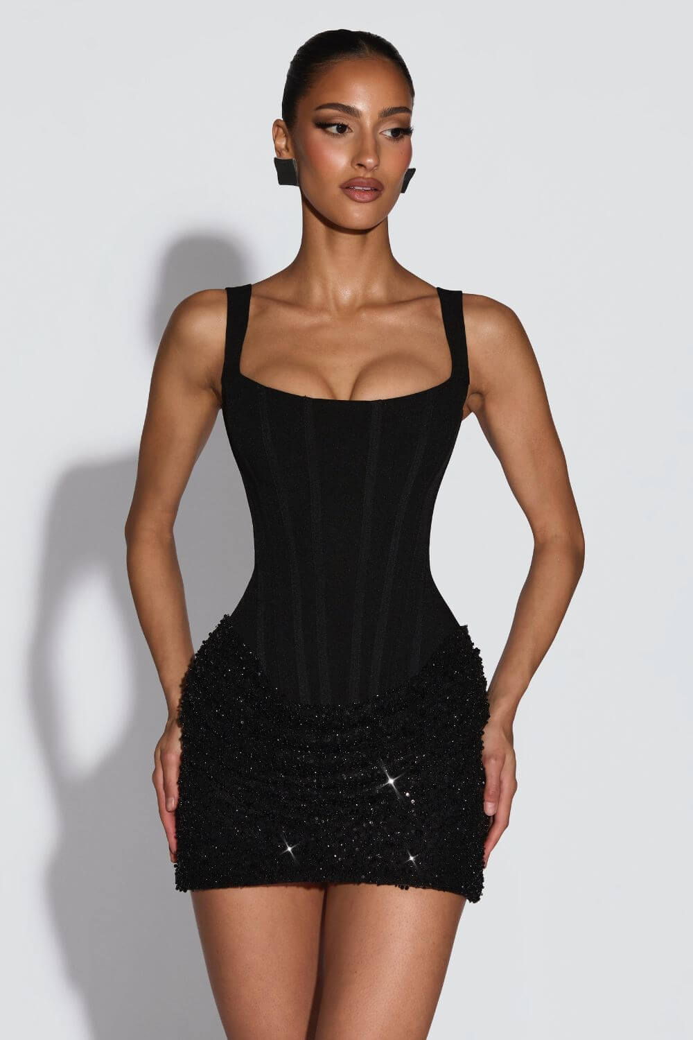 Cornelia | Vestido Mini Bodycon em Vinho com Corset Bordado em Pedraria