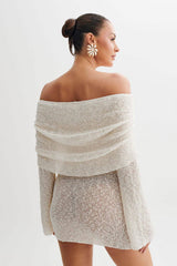Bruna | Vestido Curto Off-Shoulder com Manga Longa Translúcida