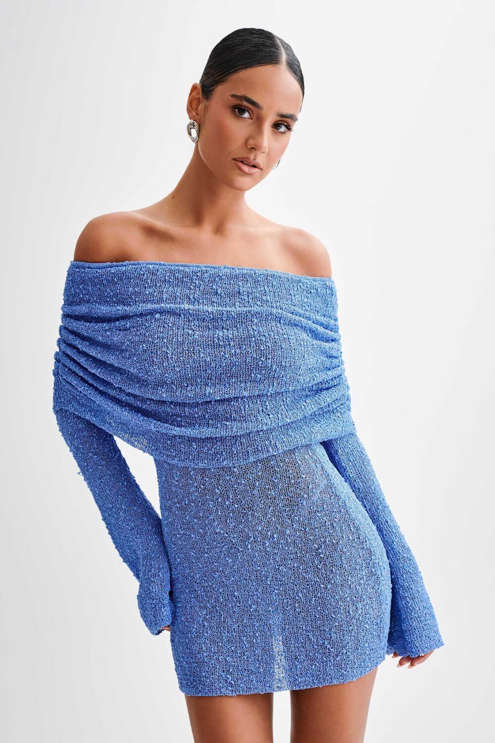 Bruna | Vestido Curto Off-Shoulder com Manga Longa Translúcida