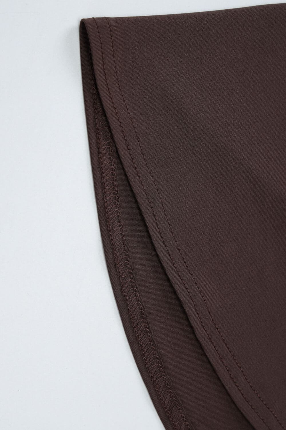 Larissa | Vestido Midi Chocolate com Gola Alta e Fenda Lateral