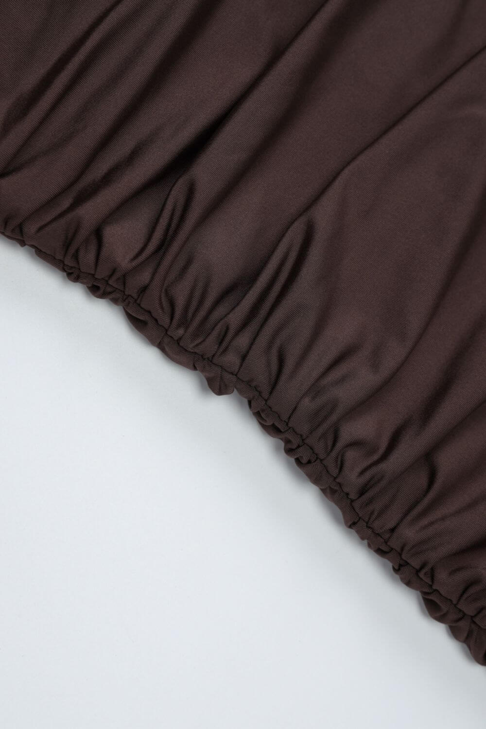Larissa | Vestido Midi Chocolate com Gola Alta e Fenda Lateral