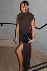 Larissa | Vestido Midi Chocolate com Gola Alta e Fenda Lateral