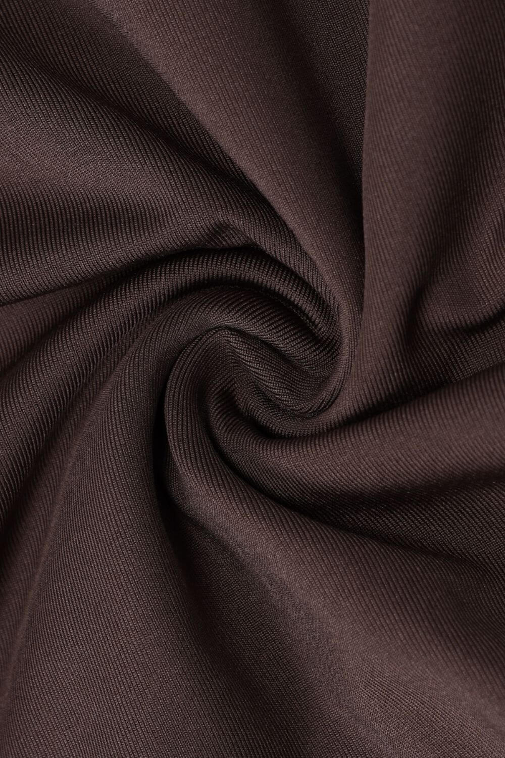Larissa | Vestido Midi Chocolate com Gola Alta e Fenda Lateral