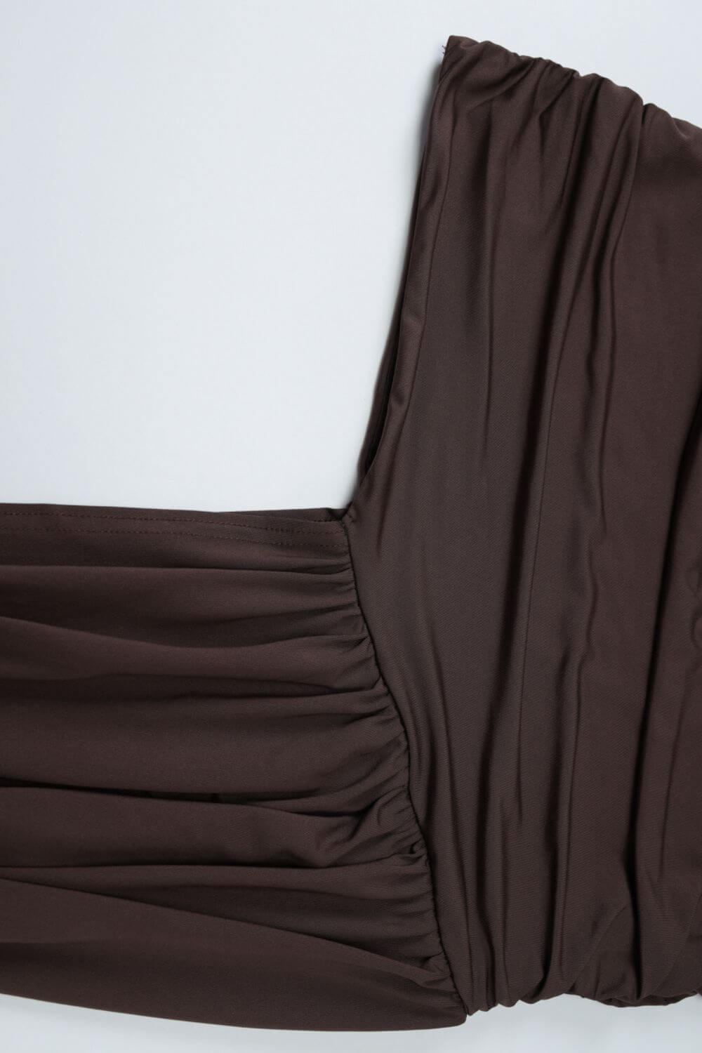 Larissa | Vestido Midi Chocolate com Gola Alta e Fenda Lateral
