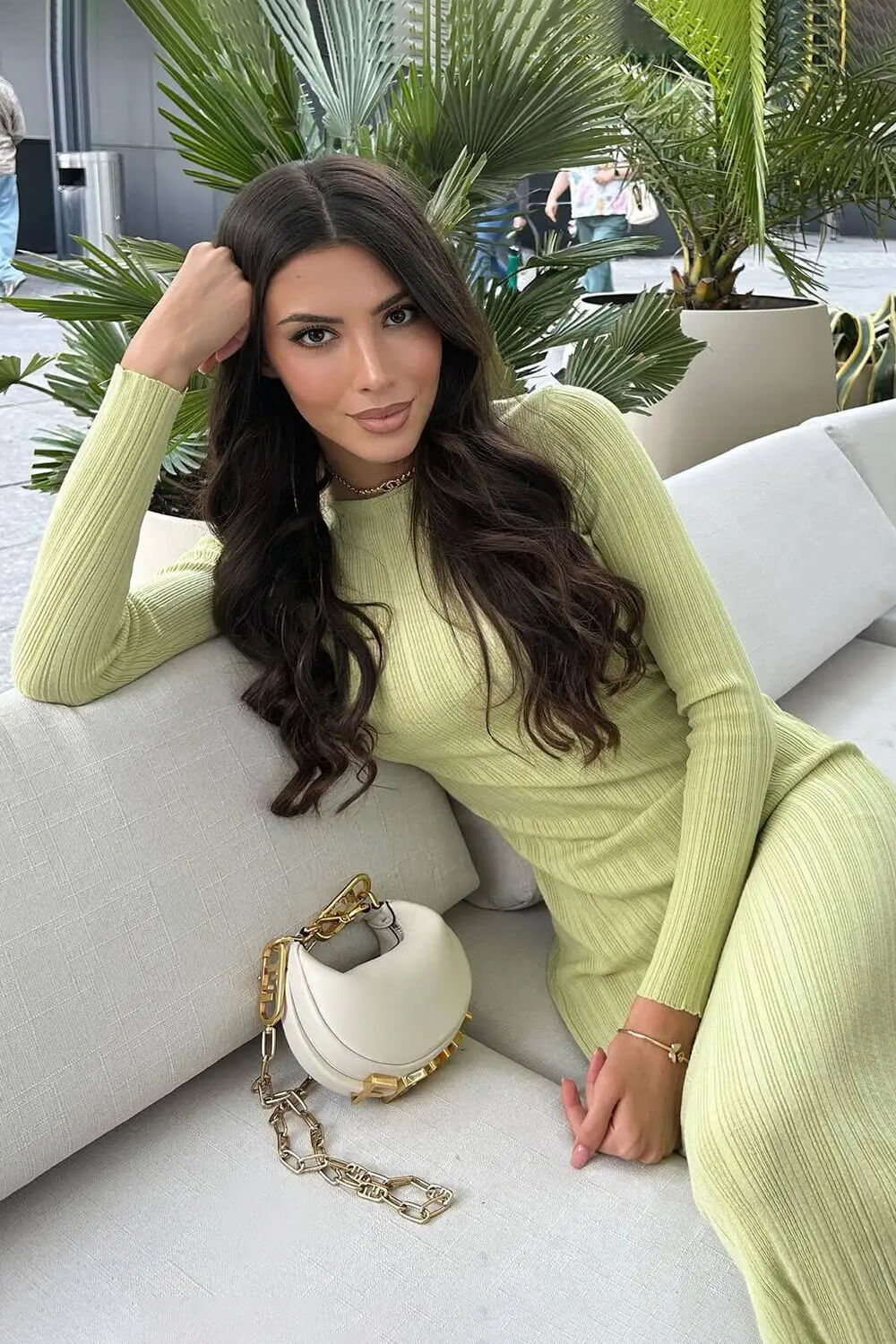 Lia | Vestido Midi Neutro em Malha com Manga Longa Estruturada