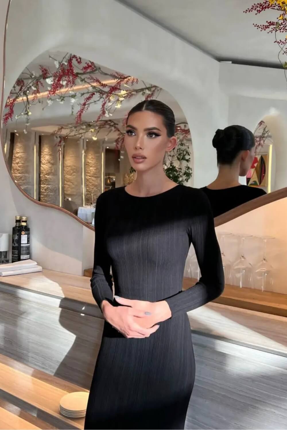 Lia | Vestido Midi Neutro em Malha com Manga Longa Estruturada