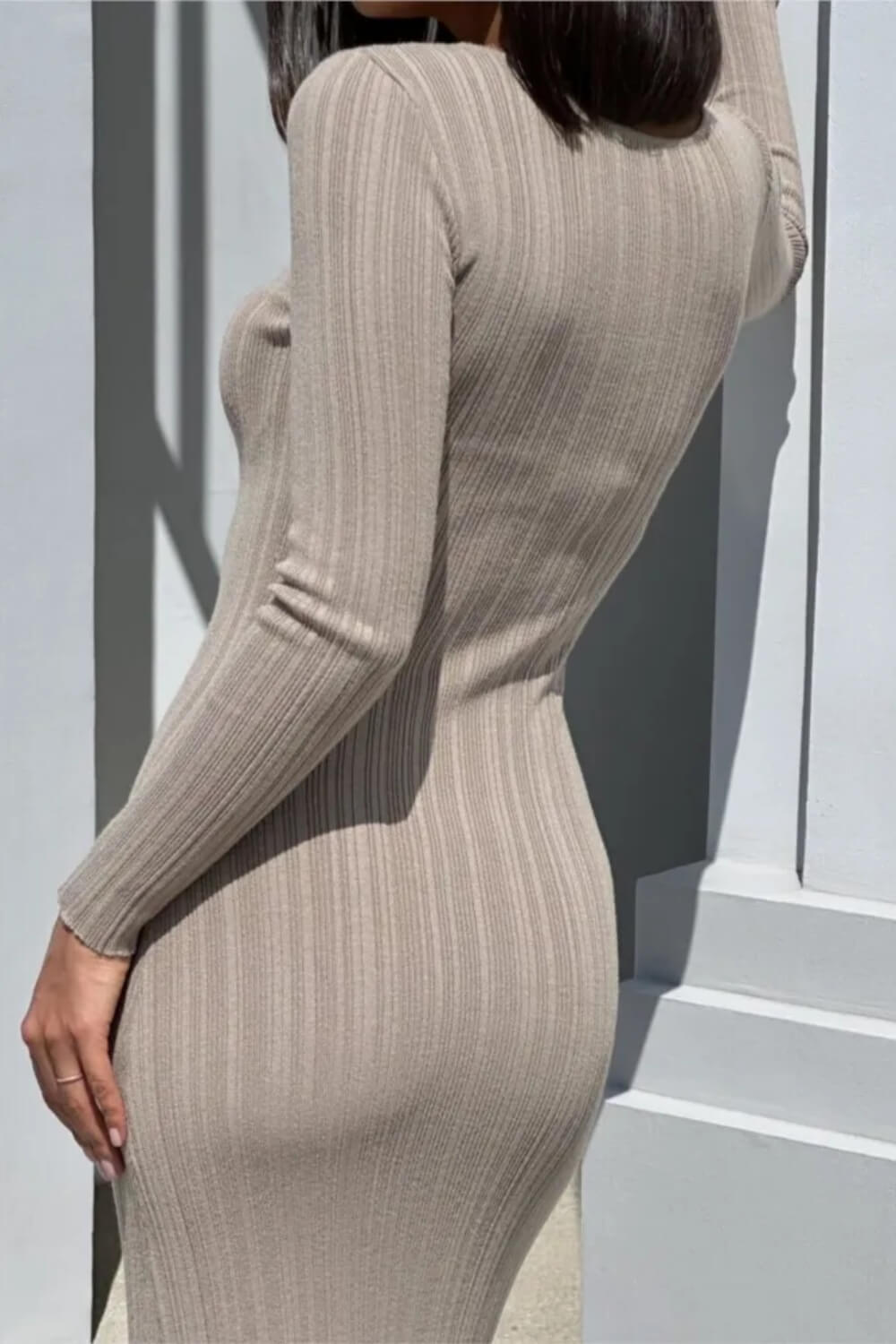 Lia | Vestido Midi Neutro em Malha com Manga Longa Estruturada