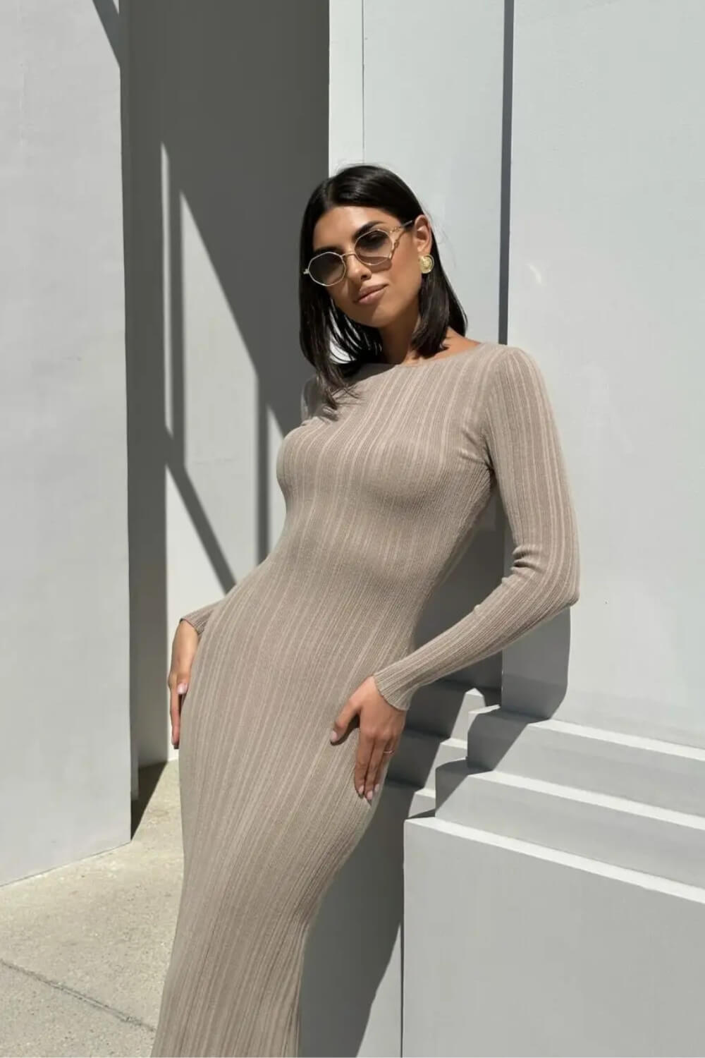 Lia | Vestido Midi Neutro em Malha com Manga Longa Estruturada