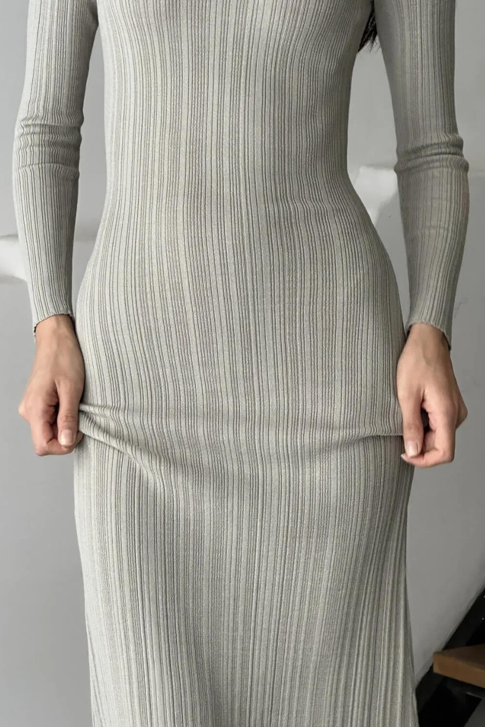Lia | Vestido Midi Neutro em Malha com Manga Longa Estruturada