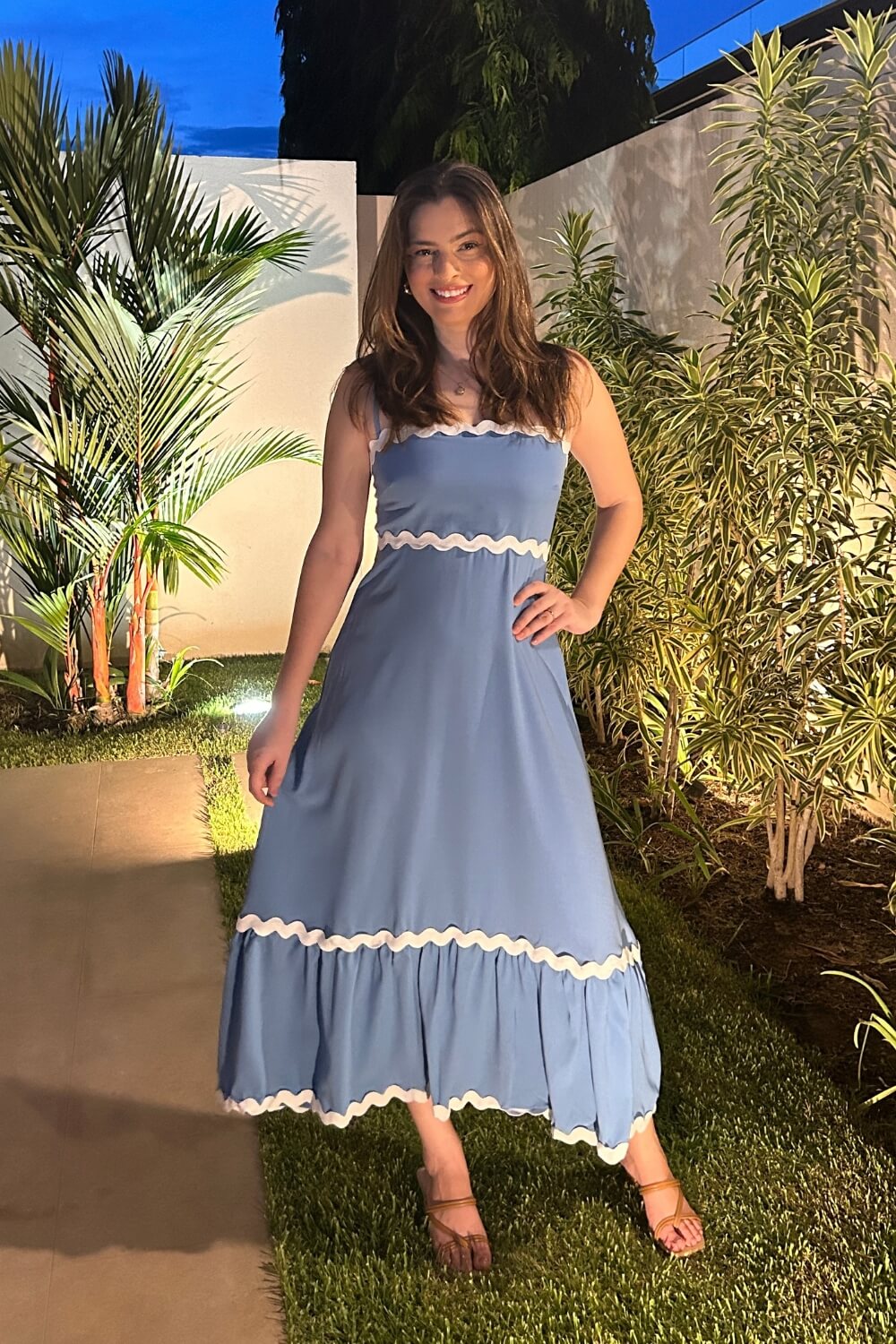 Lila | Vestido Midi Azul com Bordado Guipir e Tomara que Caia
