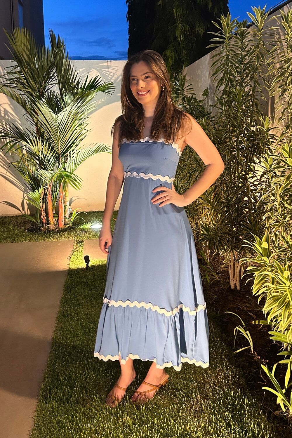 Lila | Vestido Midi Azul com Bordado Guipir e Tomara que Caia