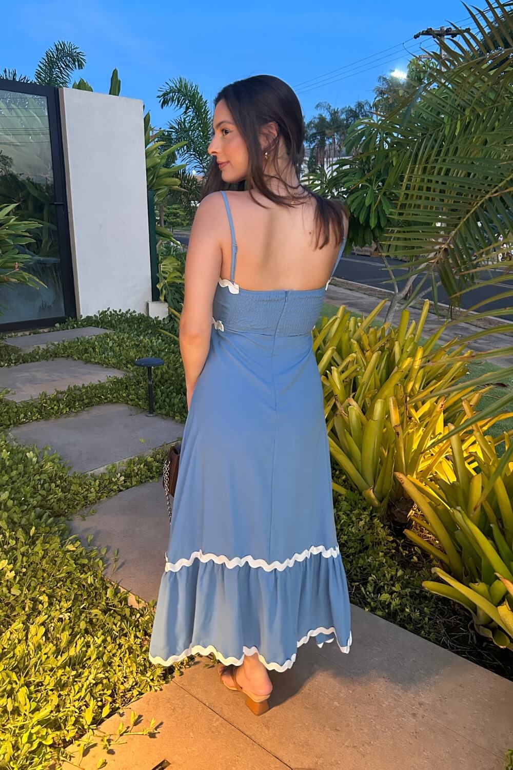 Lila | Vestido Midi Azul com Bordado Guipir e Tomara que Caia