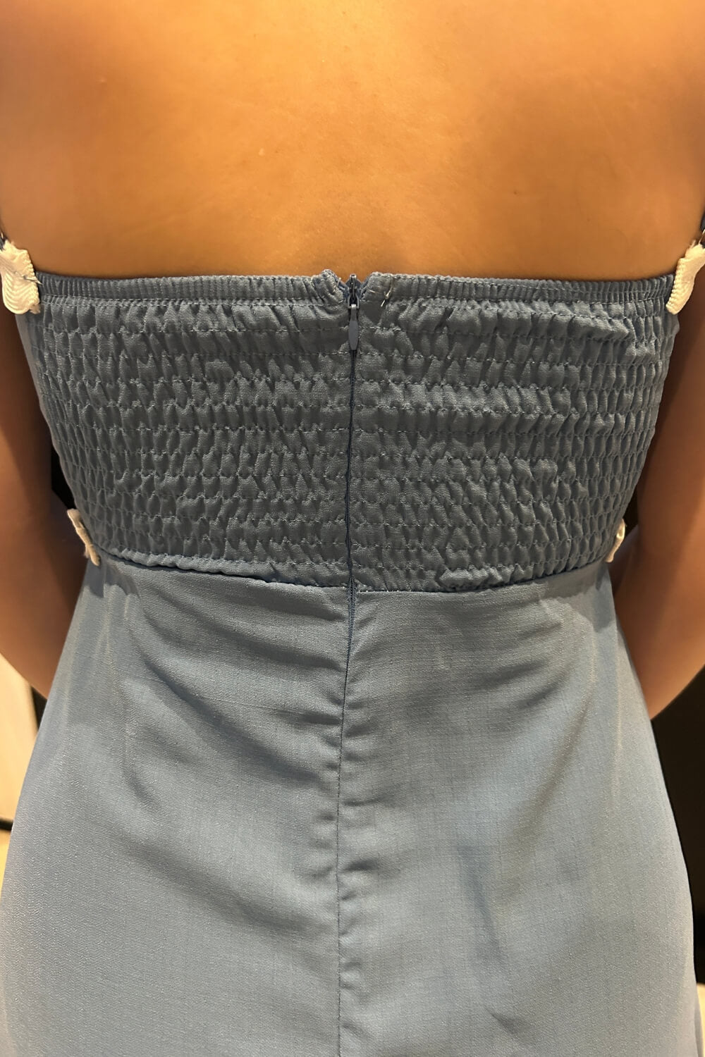 Lila | Vestido Midi Azul com Bordado Guipir e Tomara que Caia