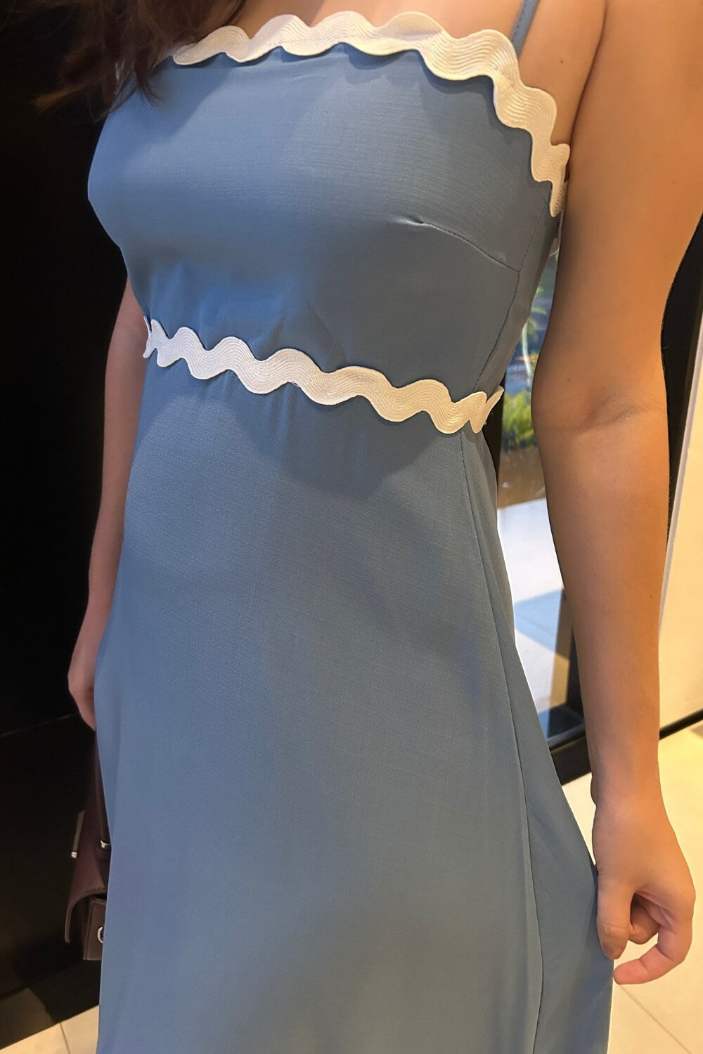 Lila | Vestido Midi Azul com Bordado Guipir e Tomara que Caia
