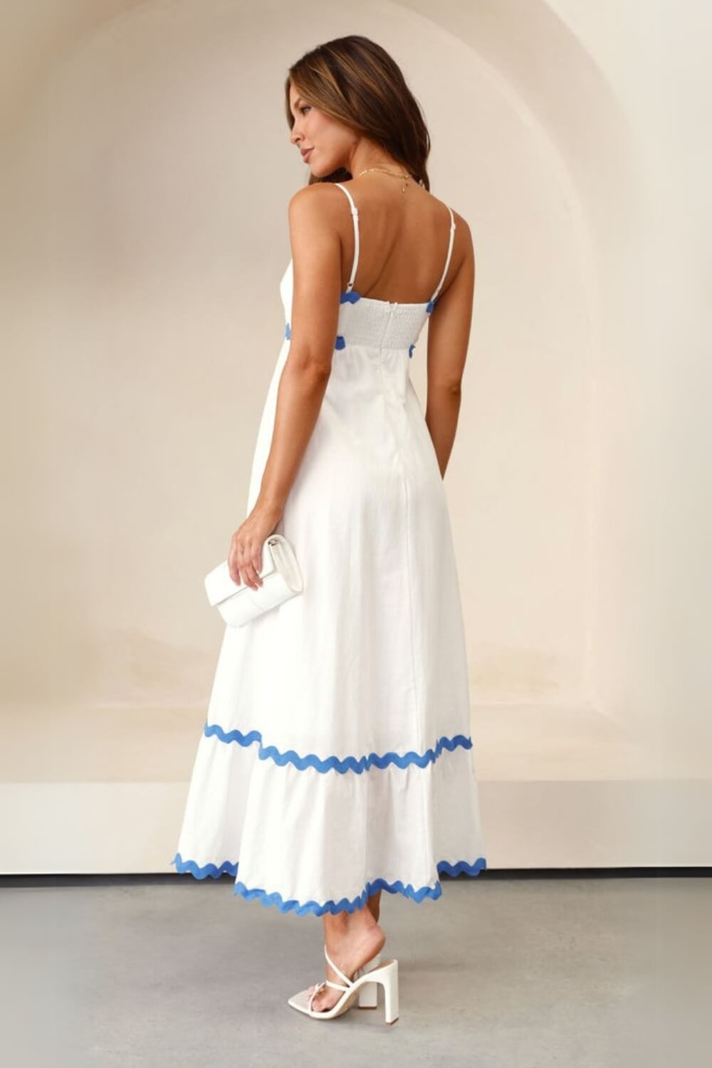 Lila | Vestido Midi Azul com Bordado Guipir e Tomara que Caia