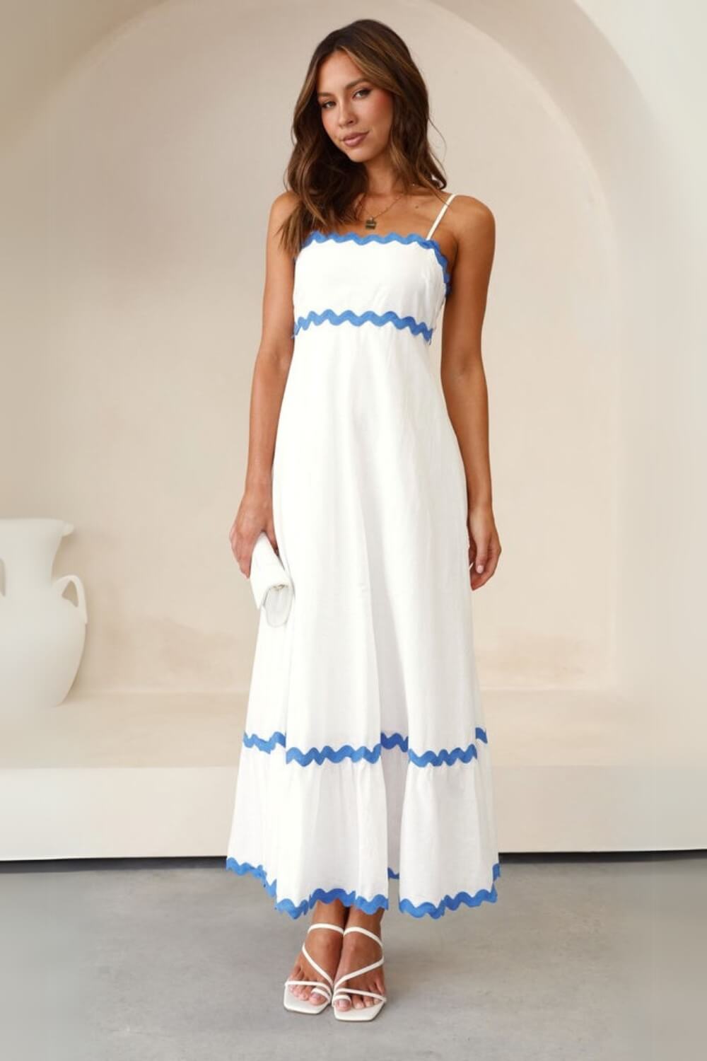 Lila | Vestido Midi Azul com Bordado Guipir e Tomara que Caia