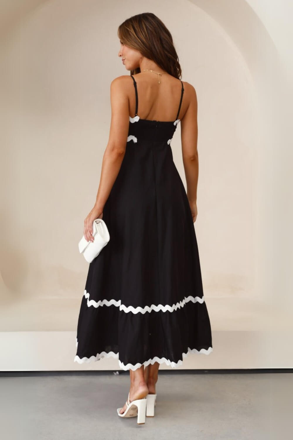 Lila | Vestido Midi Azul com Bordado Guipir e Tomara que Caia