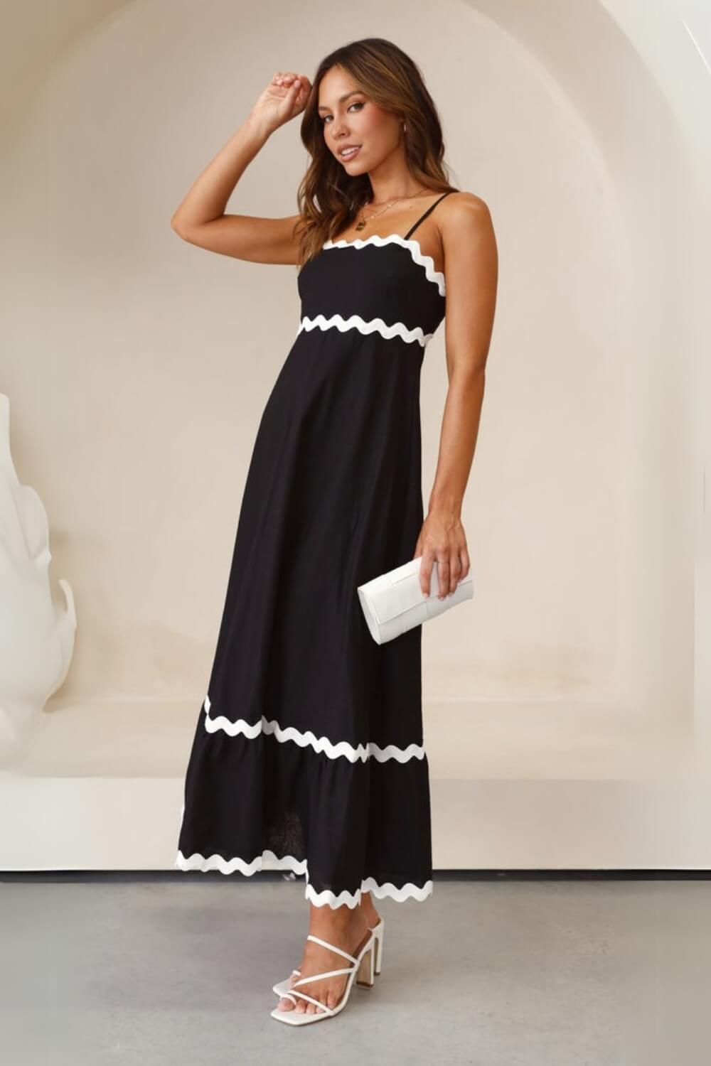Lila | Vestido Midi Azul com Bordado Guipir e Tomara que Caia