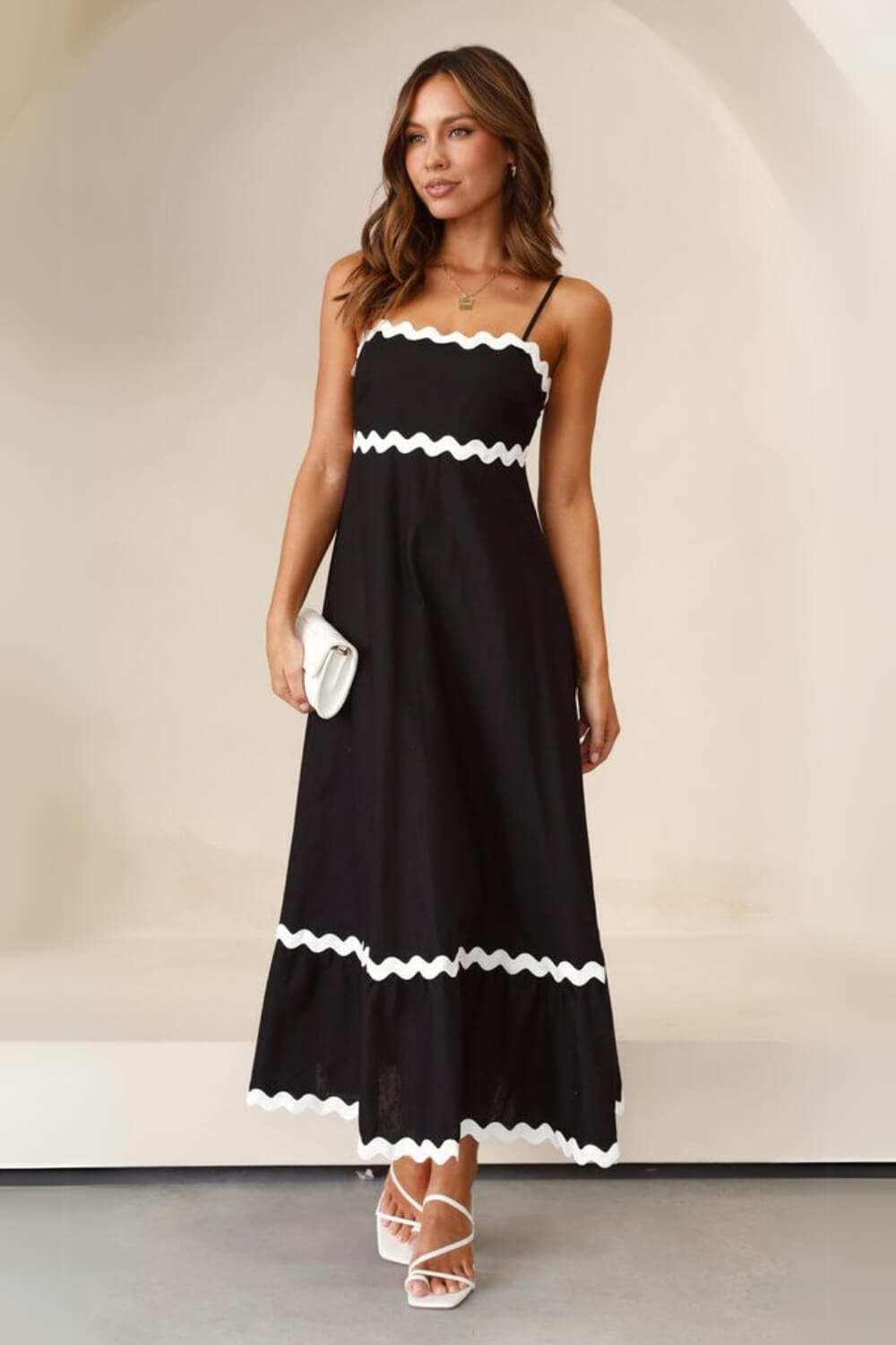 Lila | Vestido Midi Azul com Bordado Guipir e Tomara que Caia