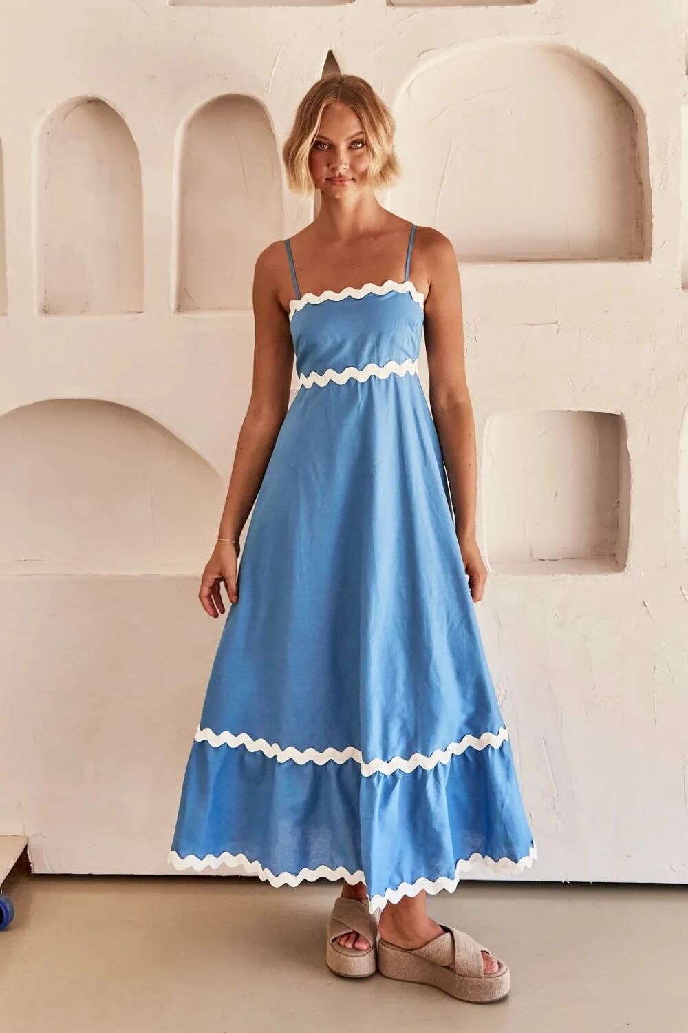 Lila | Vestido Midi Azul com Bordado Guipir e Tomara que Caia