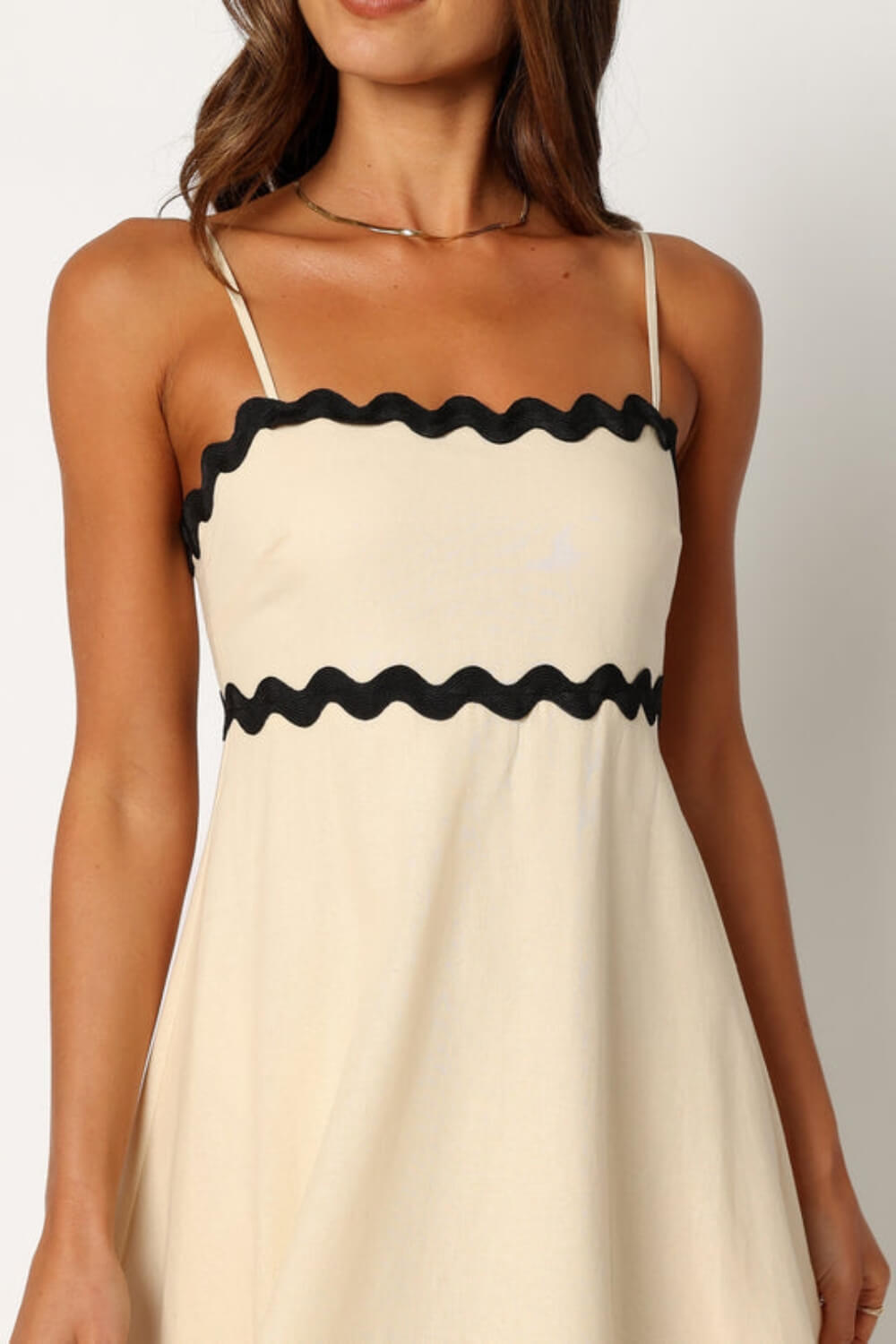 Lila | Vestido Midi Azul com Bordado Guipir e Tomara que Caia