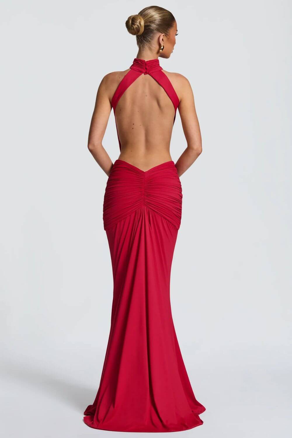 Mahogany | Vestido Longo Sereia em Mogno com Gola Alta Halter e Costas Abertas