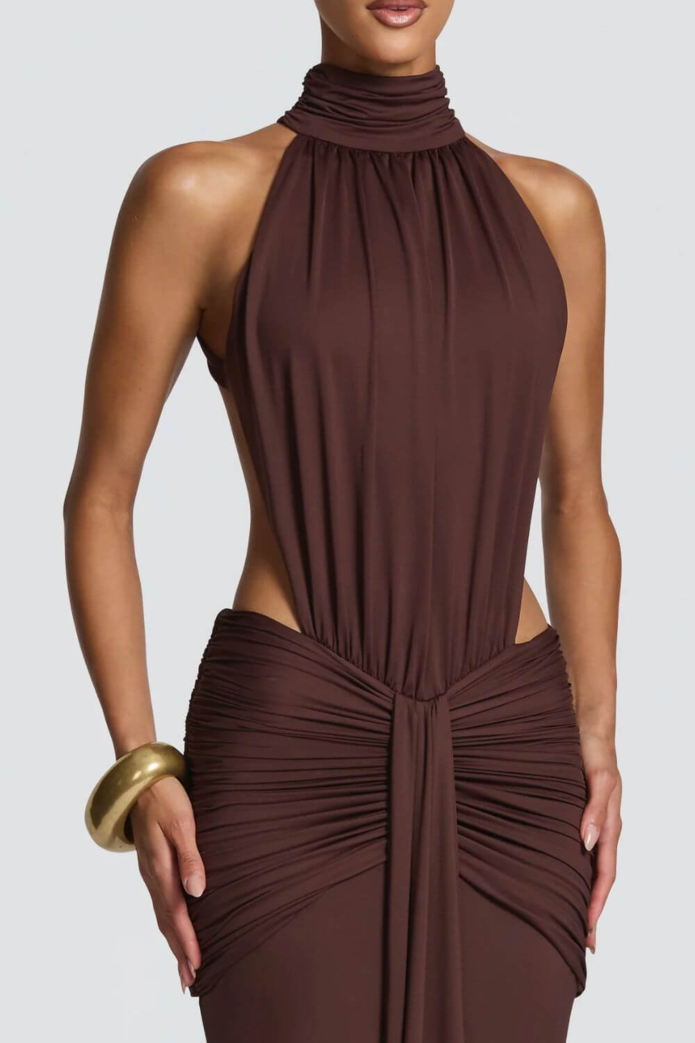 Mahogany | Vestido Longo Sereia em Mogno com Gola Alta Halter e Costas Abertas