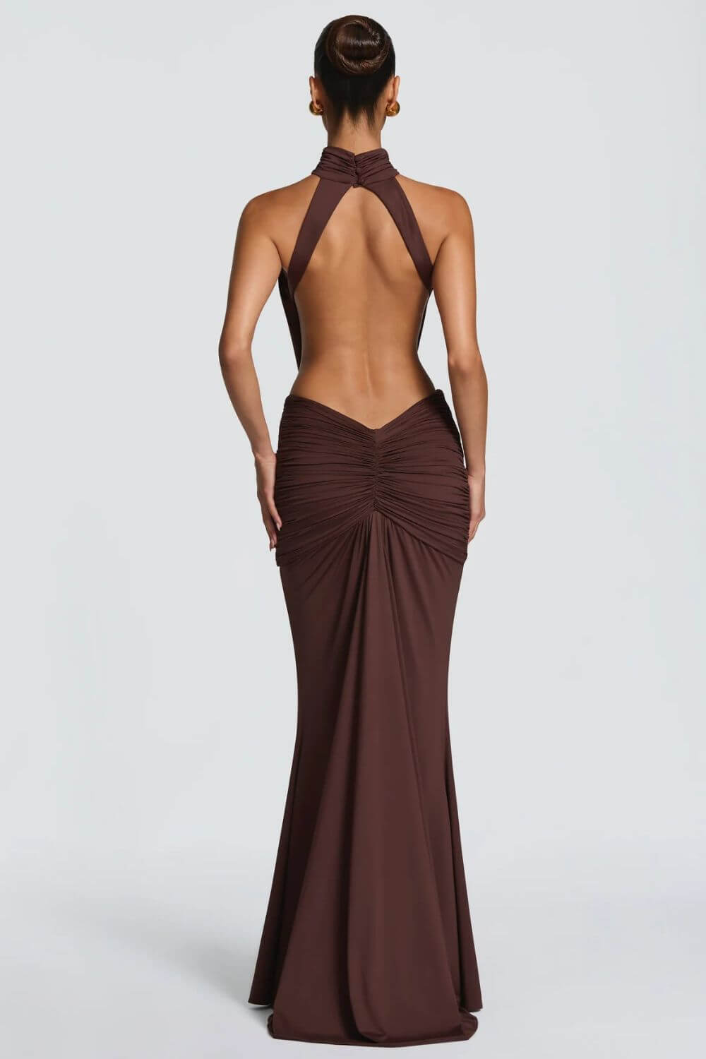 Mahogany | Vestido Longo Sereia em Mogno com Gola Alta Halter e Costas Abertas
