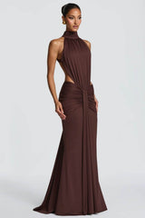 Mahogany | Vestido Longo Sereia em Mogno com Gola Alta Halter e Costas Abertas
