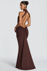 Mahogany | Vestido Longo Sereia em Mogno com Gola Alta Halter e Costas Abertas