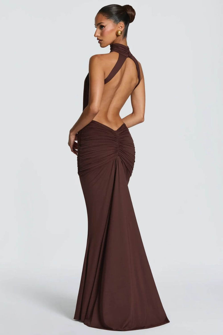 Mahogany | Vestido Longo Sereia em Mogno com Gola Alta Halter e Costas Abertas