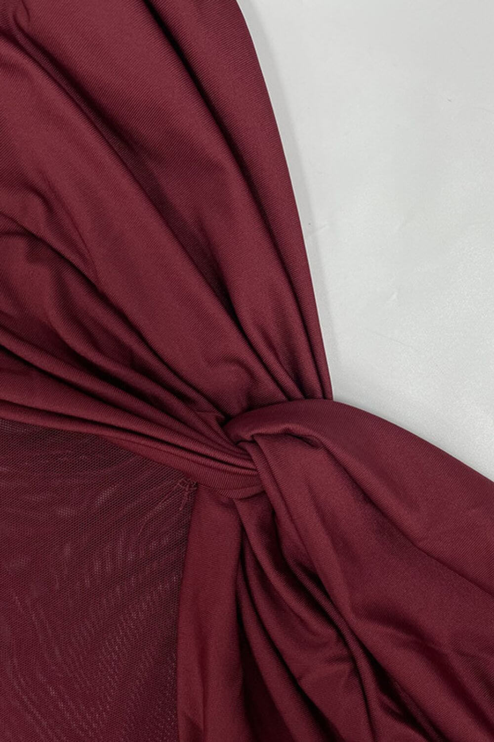 Madeleine | Vestido Longo Drapeado em Vinho com Alças Cruzadas