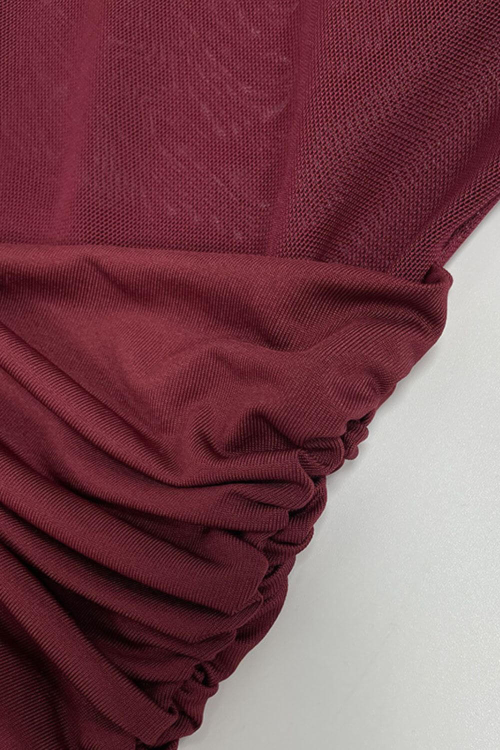Madeleine | Vestido Longo Drapeado em Vinho com Alças Cruzadas