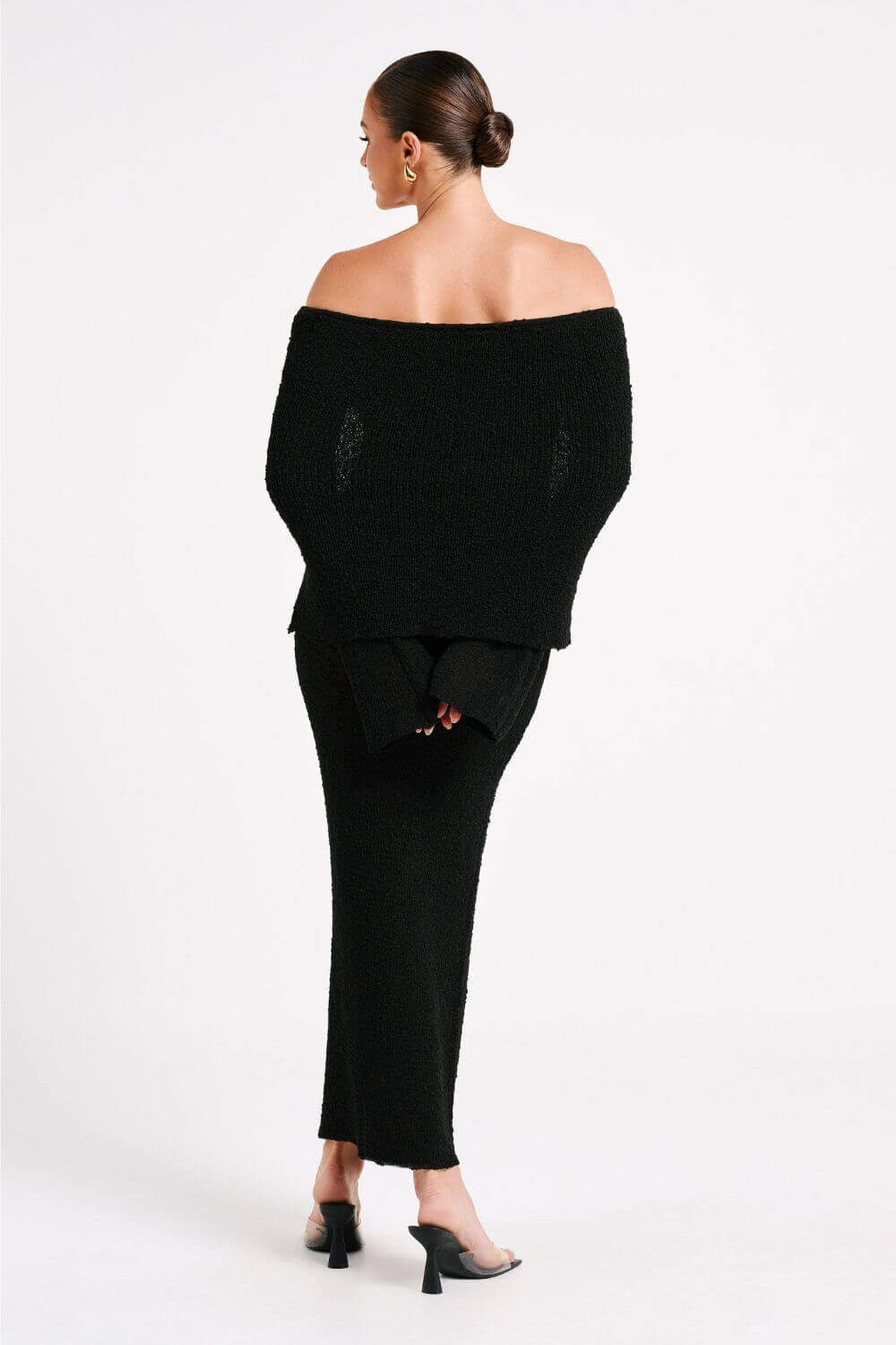 Camila | Vestido Longo Preto Off-Shoulder com Manga Longa