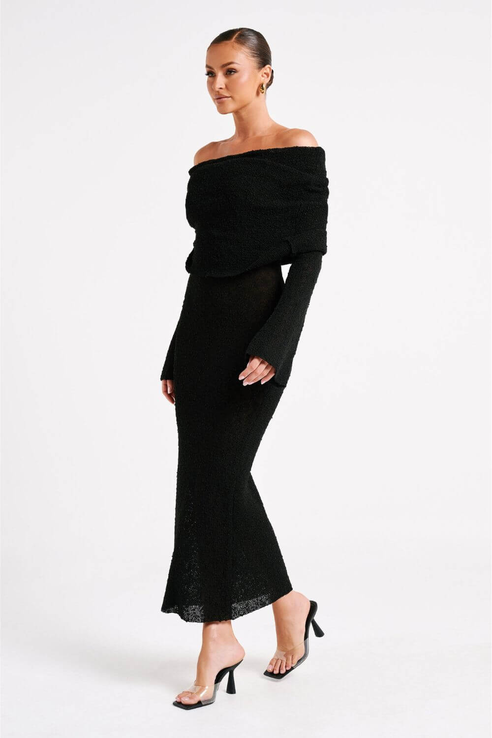 Camila | Vestido Longo Preto Off-Shoulder com Manga Longa