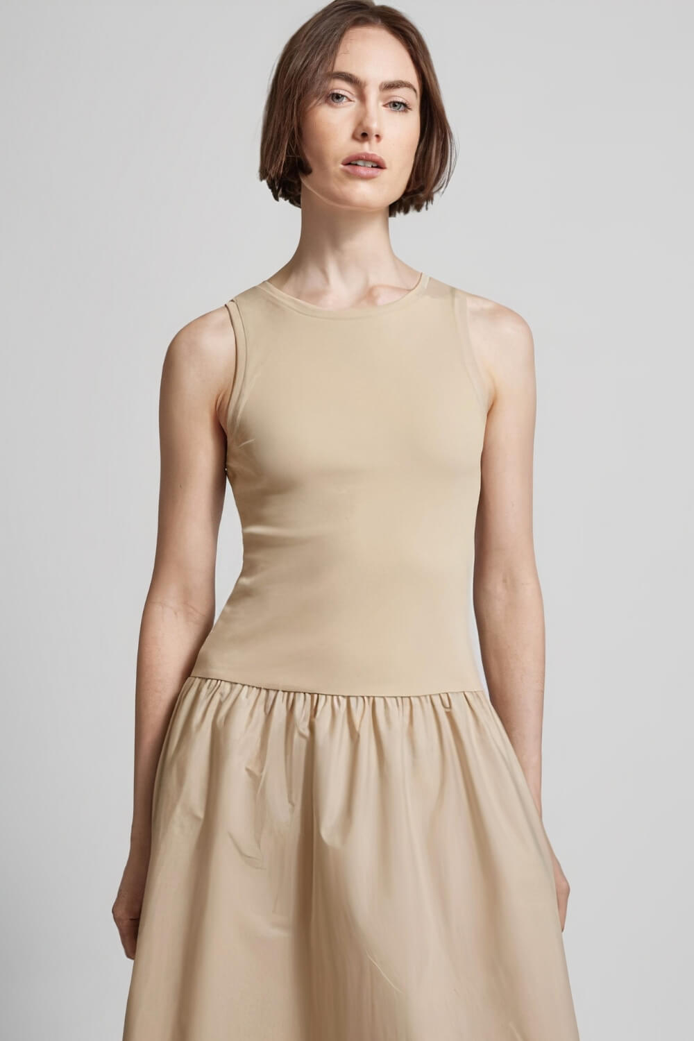 Georgina | Vestido Midi Nude em Poliamida com Cintura Franzida