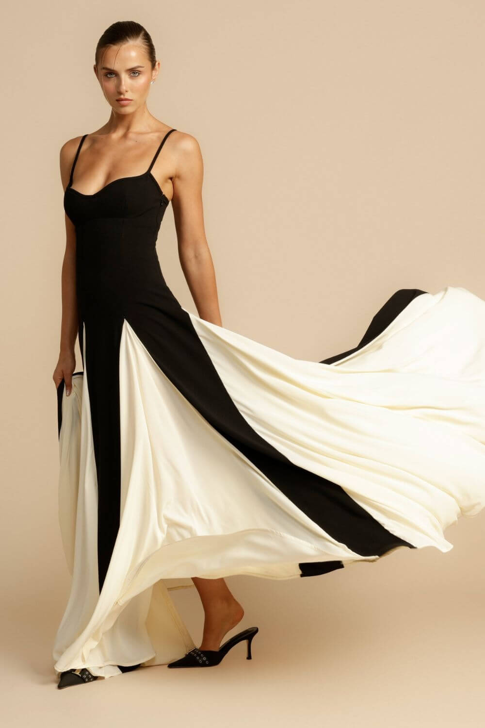 Romana | Vestido Longo Preto e Off-White com Painéis e Alça Ajustável