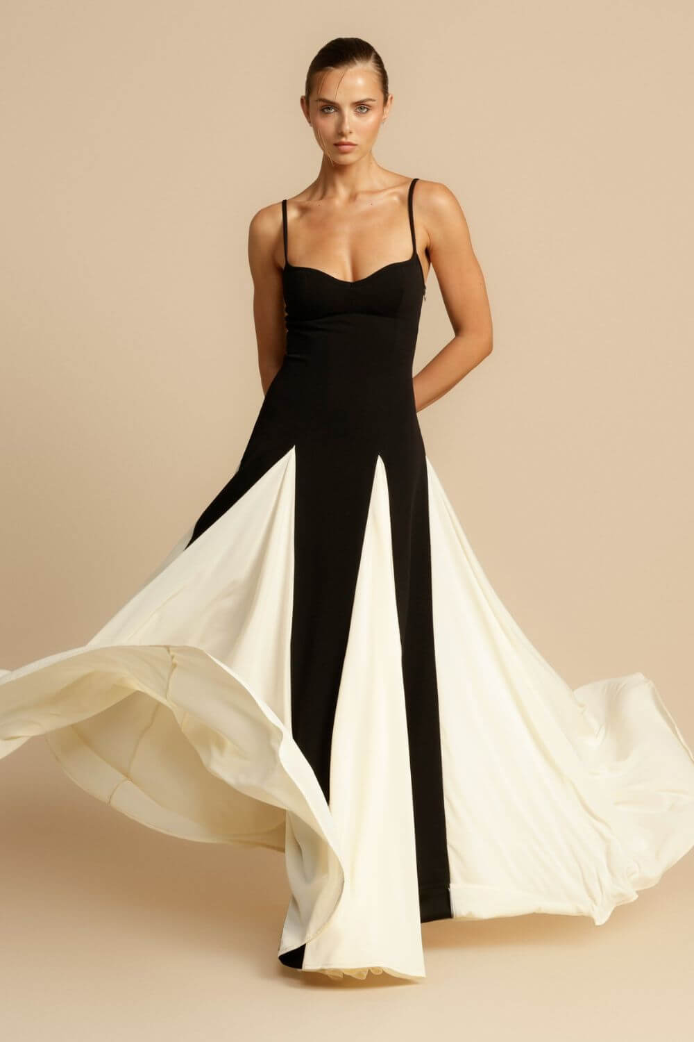 Romana | Vestido Longo Preto e Off-White com Painéis e Alça Ajustável